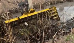 挖机挖土视频,土石翻飞现场实况